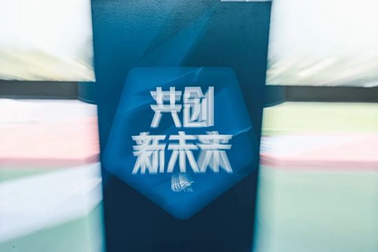 德尼罗左拥右抱两位美女，怡然自得。