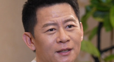 导演保罗·麦奎根、主演丹尼尔·雷德克里夫、詹姆斯·麦卡沃伊身穿西装帅气亮相。